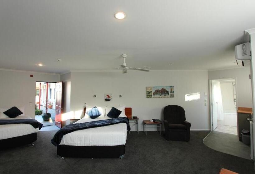 סטודיו דלוקס, Bk's Magnolia Motor Lodge