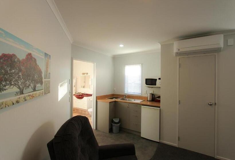 סטודיו דלוקס, Bk's Magnolia Motor Lodge