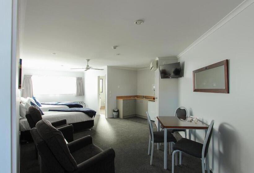 סטודיו סופריור, Bk's Magnolia Motor Lodge