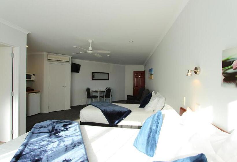 סטודיו סופריור, Bk's Magnolia Motor Lodge