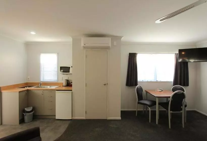 استودیوی سوپریور, Bk's Magnolia Motor Lodge