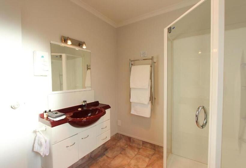 סטודיו קלאסי, Bk's Magnolia Motor Lodge