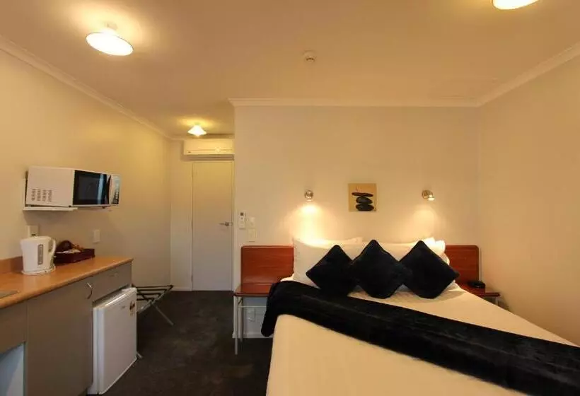 استودیوی استاندارد, Bk's Magnolia Motor Lodge