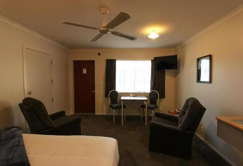 استودیوی استاندارد, Bk's Magnolia Motor Lodge