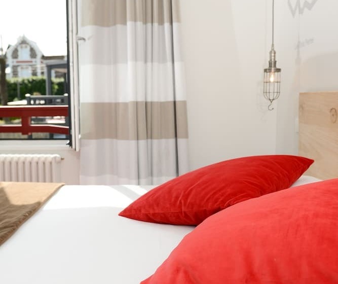 Quarto Estandar Interior, Ar Iniz