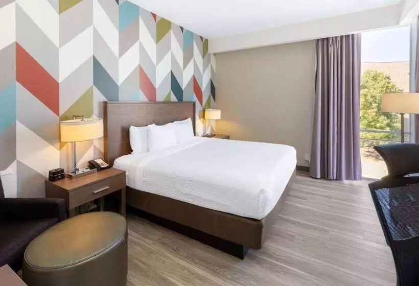 キングサイズベッドのスタンダードルーム, La Quinta Inn & Suites By Wyndham Tulsa Downtown   Route 66