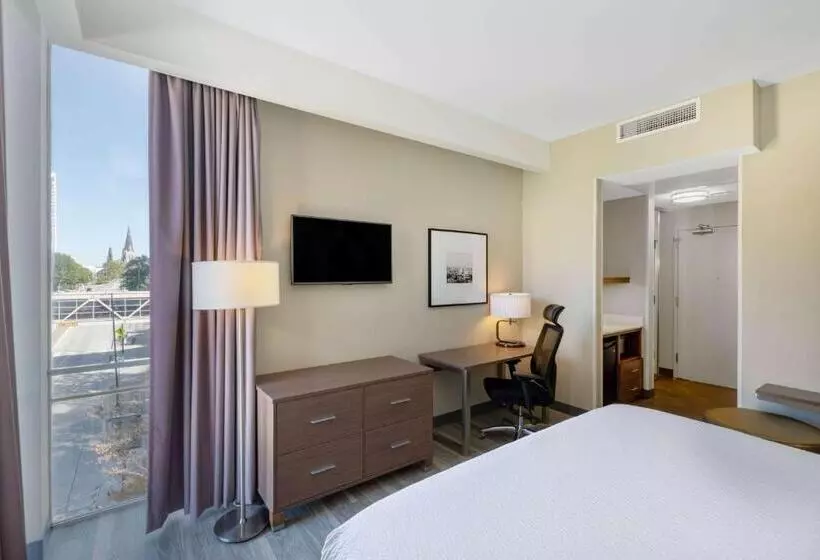 キングサイズベッドのスタンダードルーム, La Quinta Inn & Suites By Wyndham Tulsa Downtown   Route 66