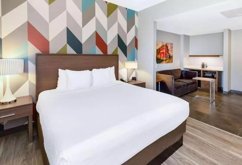キングサイズベッドのデラックススイート, La Quinta Inn & Suites By Wyndham Tulsa Downtown   Route 66