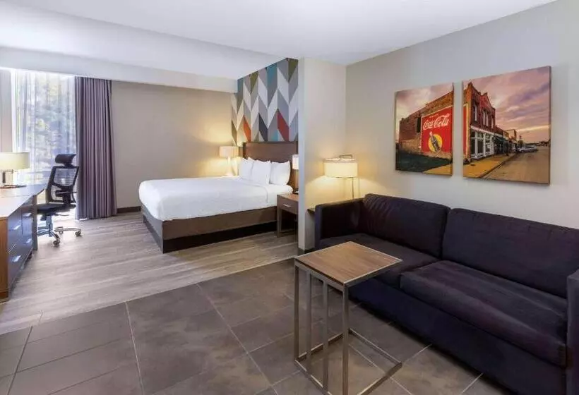 キングサイズベッドのデラックススイート, La Quinta Inn & Suites By Wyndham Tulsa Downtown   Route 66