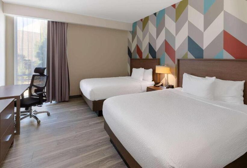 Студия Стандарт, La Quinta Inn & Suites By Wyndham Tulsa Downtown   Route 66