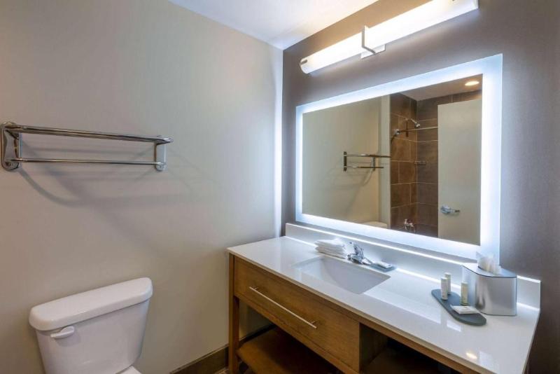 חדר סטנדרט עם מיטת קינג, La Quinta Inn & Suites By Wyndham Tulsa Downtown   Route 66