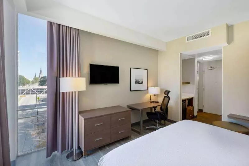 キングサイズベッドのスタンダードルーム, La Quinta Inn & Suites By Wyndham Tulsa Downtown   Route 66