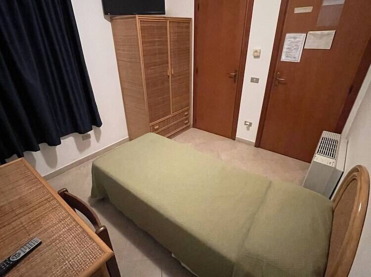 غرفة قياسية فردية, Miramare Garzia