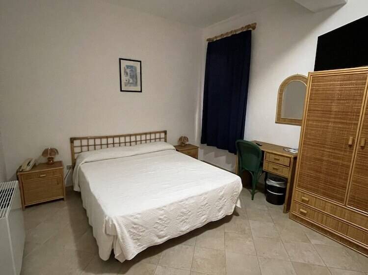 غرفة قياسية ثلاثية, Miramare Garzia