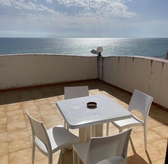 غرفة عائلية مطلّة علي البحر, Miramare Garzia