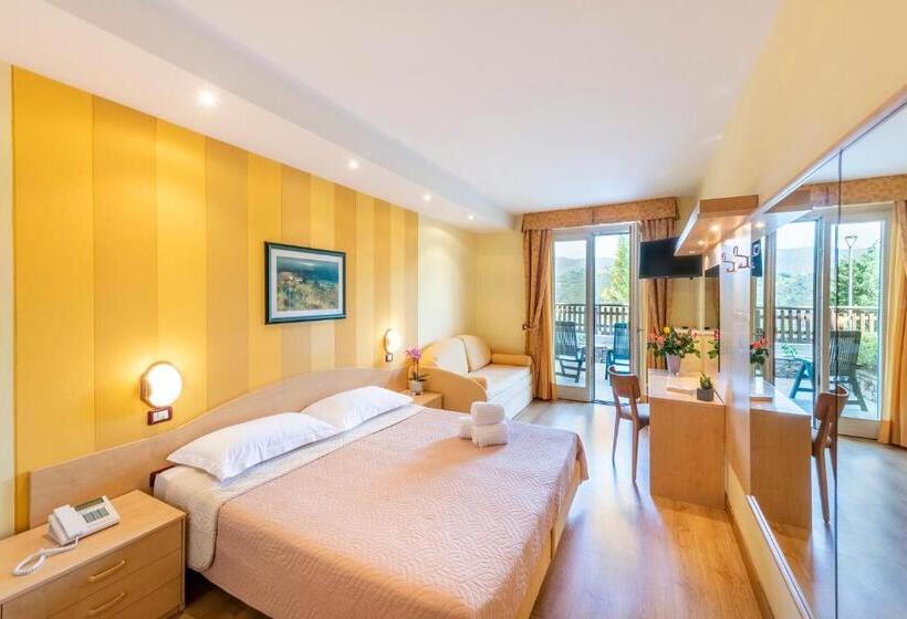 غرفة قياسية مطلة على الجبل, Pineta Campi