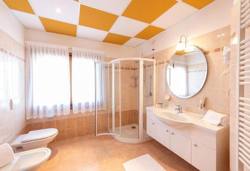 غرفة ديلوكس مطلة على البحيرة, Pineta Campi