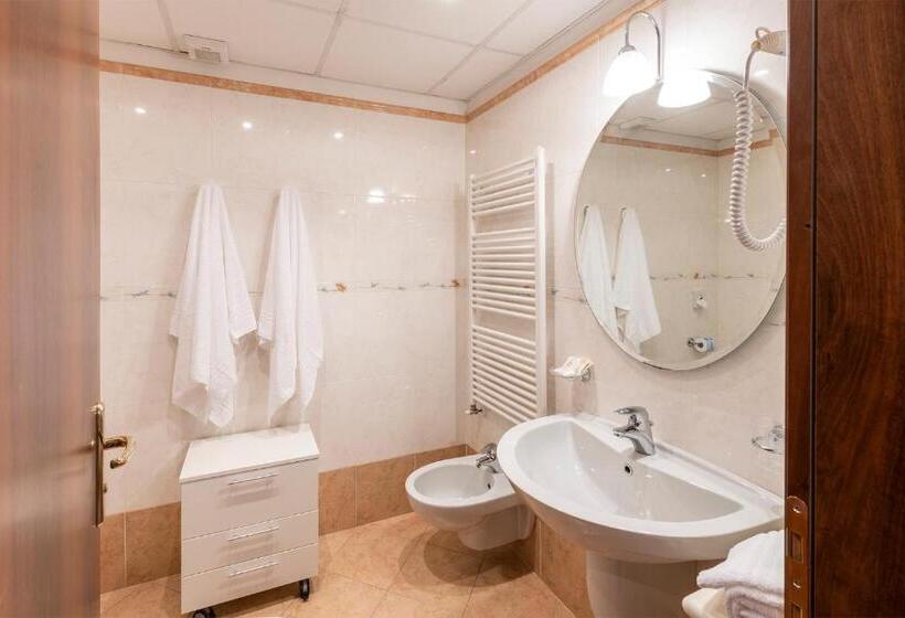 غرفة قياسية مطلّة علي البحيرة, Pineta Campi