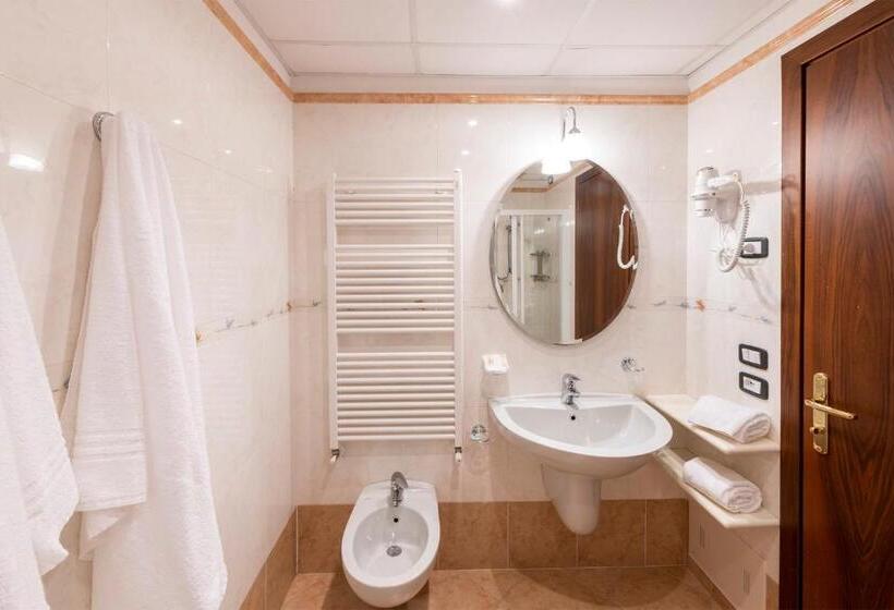 غرفة قياسية مطلّة علي البحيرة, Pineta Campi