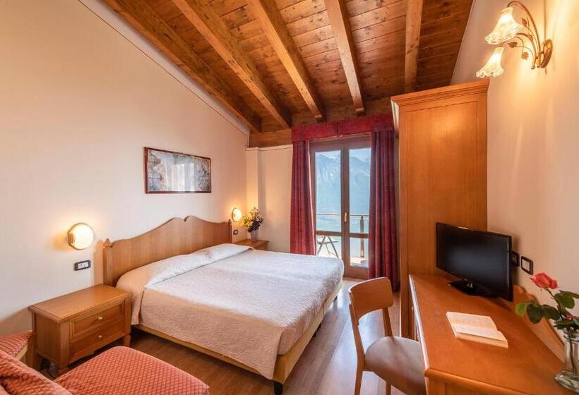 غرفة قياسية مطلّة علي البحيرة, Pineta Campi