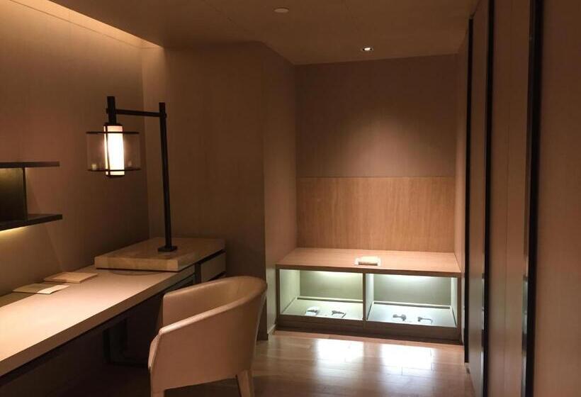 可观景的套房, Roseate House New Delhi