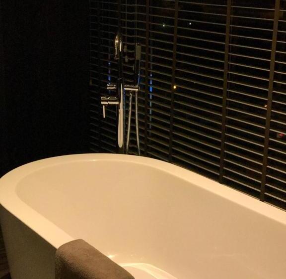 带露台的套间, Roseate House New Delhi