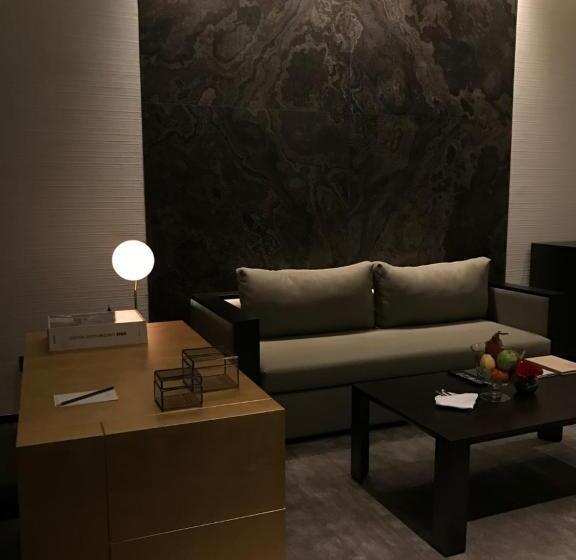 带露台的套间, Roseate House New Delhi