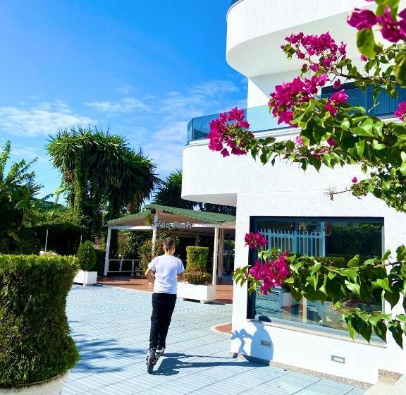 اتاق استاندارد چهارنفره با بالکن, Vip Bujari Ksamil