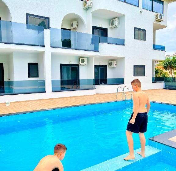 سوییت جونیور با چشم‌انداز دریا, Vip Bujari Ksamil