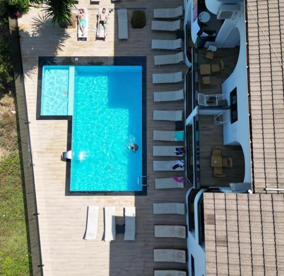 سوییت جونیور با چشم‌انداز دریا, Vip Bujari Ksamil