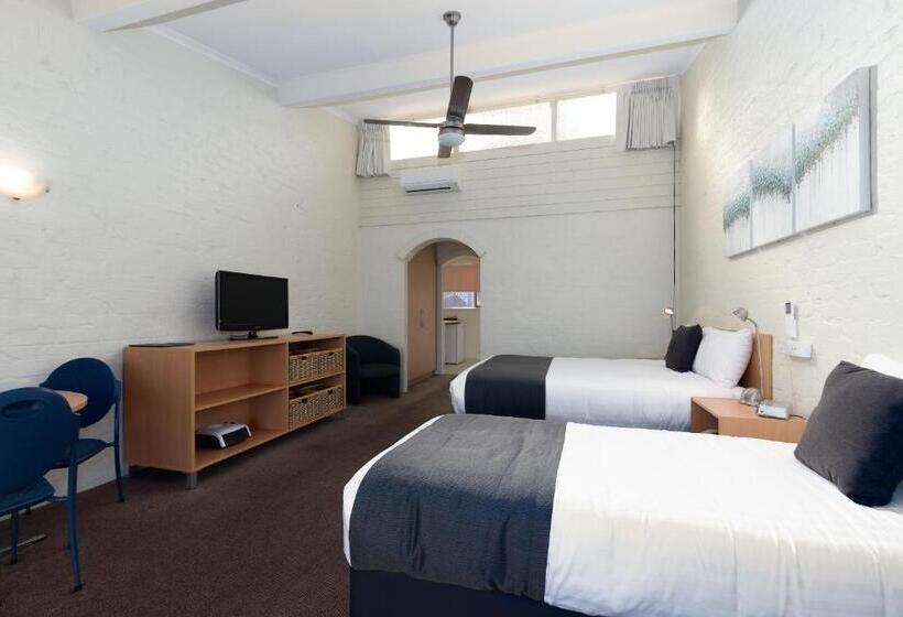 스탠다드 스튜디오, Barclay Motor Inn