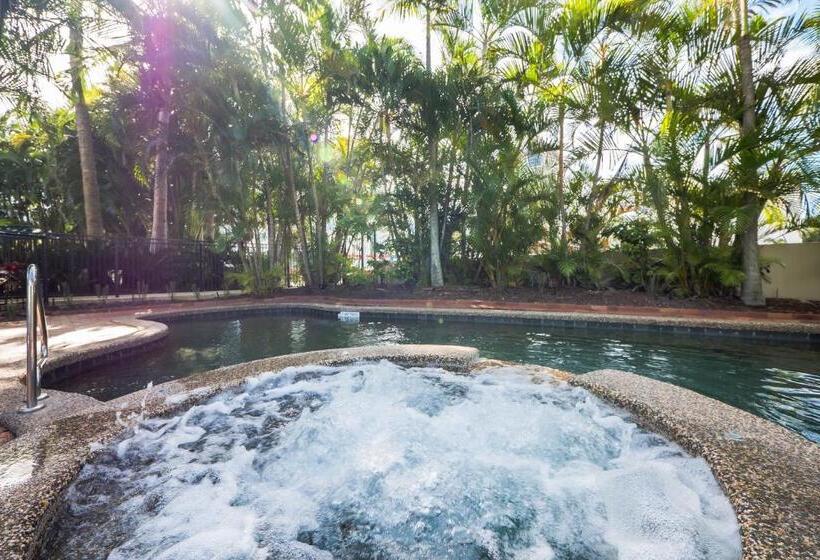 2 Bedroom Apartment with Views, Surfers Hawaiian Holiday Apartments
