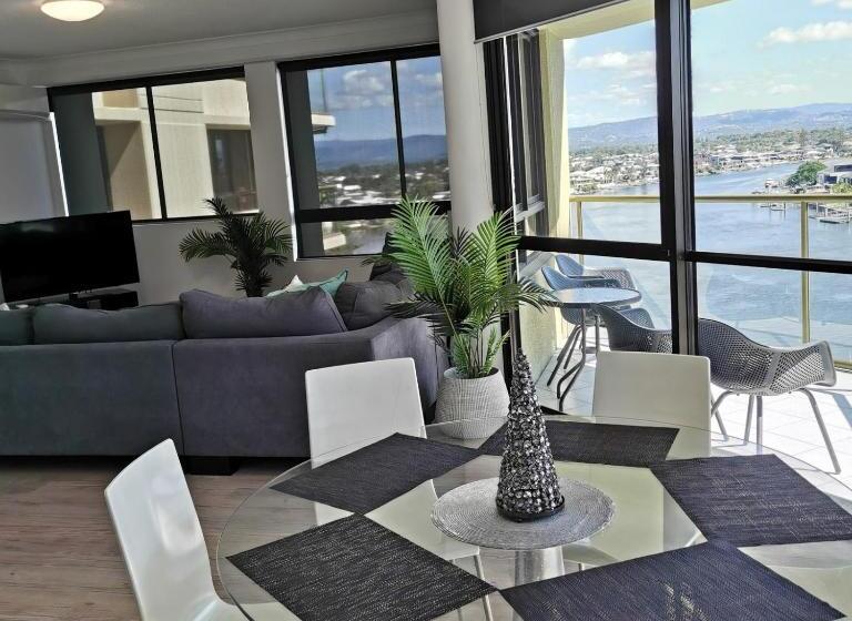 2 Bedroom Apartment with Views, Surfers Hawaiian Holiday Apartments
