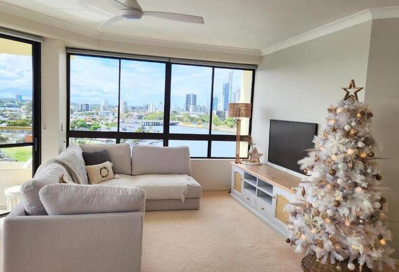 2 Bedroom Apartment with Views, Surfers Hawaiian Holiday Apartments