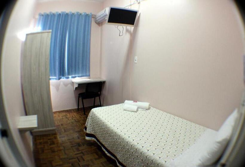 标准单人间, Condá