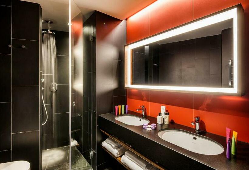 جناح جونيور, Glam Milano