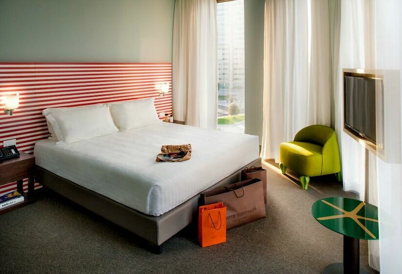 جناح جونيور, Glam Milano