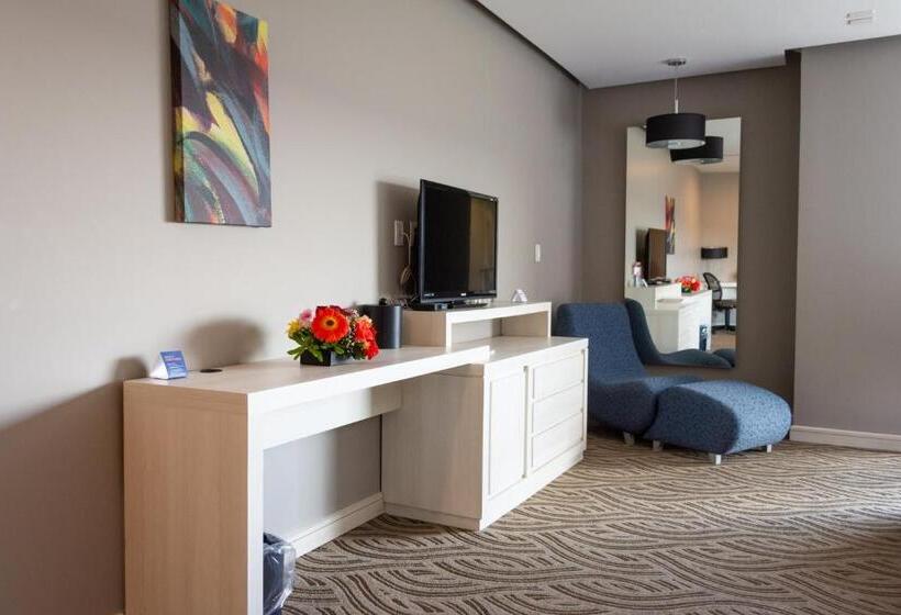 מיטת קינג בסוויטה, Holiday Inn Express Pachuca, An Ihg