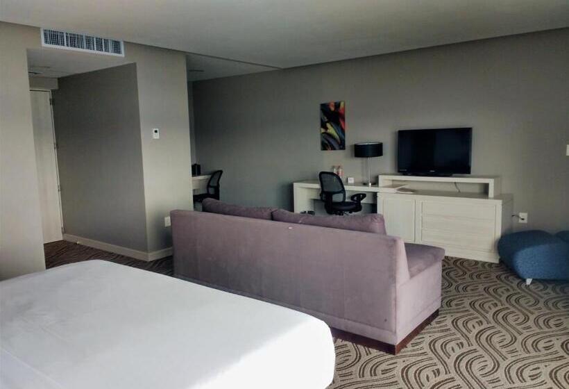 מיטת קינג בסוויטה, Holiday Inn Express Pachuca, An Ihg