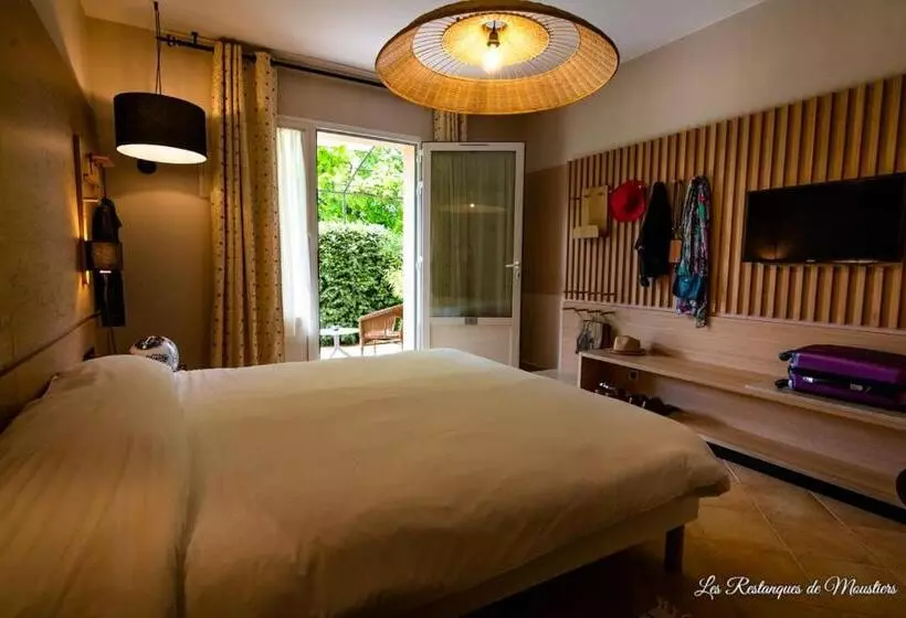 Comfort room with terrace, Les Restanques De Moustiers
