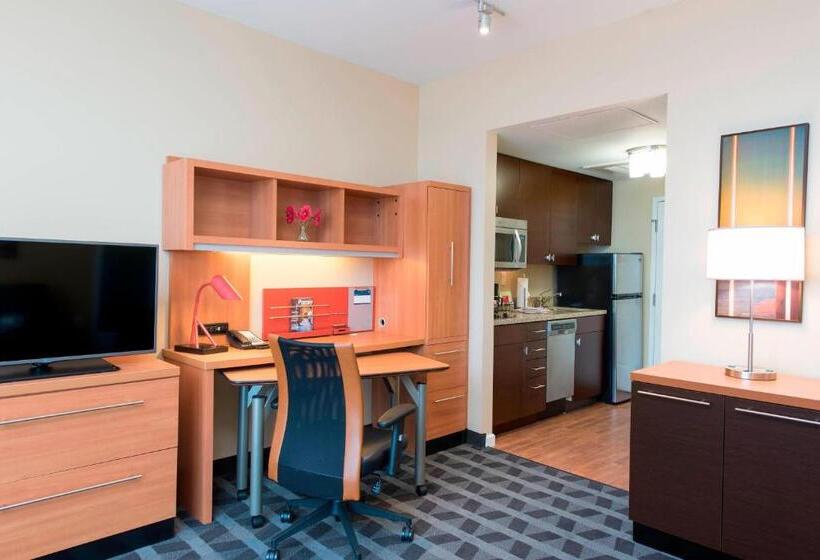 带大床的标准工作室, Towneplace Suites By Marriott Champaign