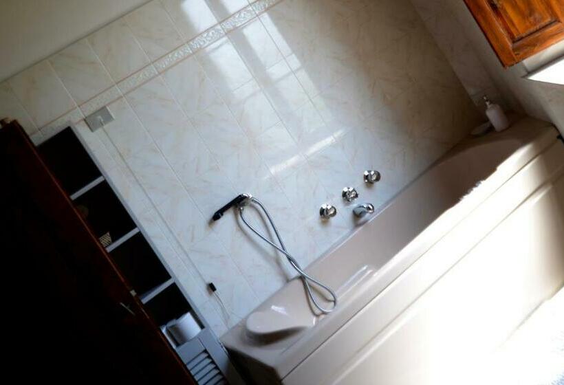 标准间带漩涡浴缸, Little B&b Della Pieve