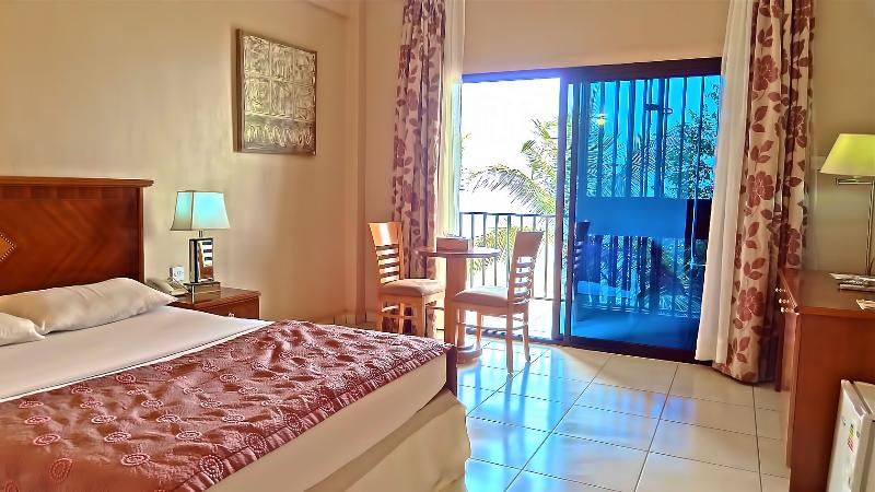 جناح جونيور, The Country Lodge