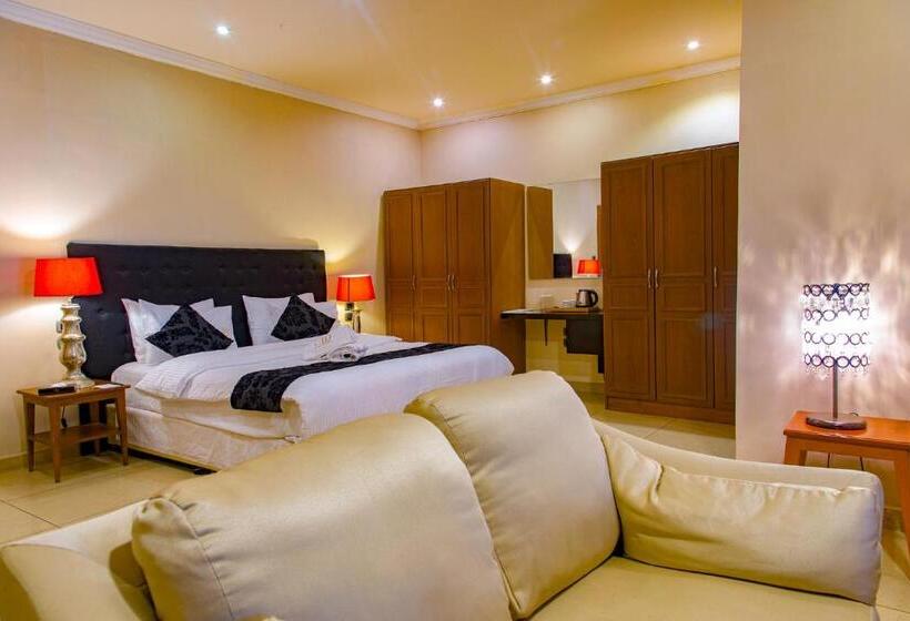 جناح جونيور, The Country Lodge