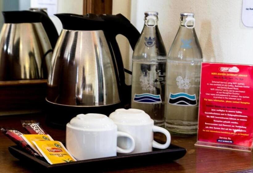 غرفة قياسية, Hathai House