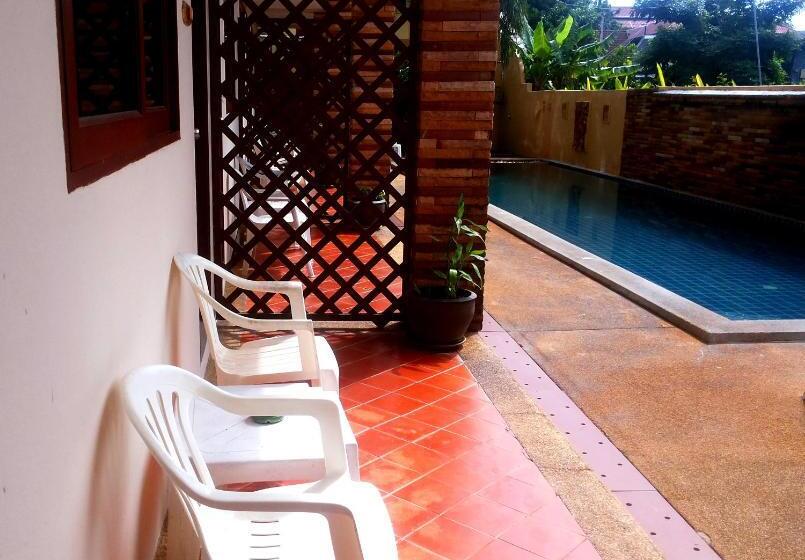 غرفة قياسية مطلّة علي حمام السباحة, Hathai House