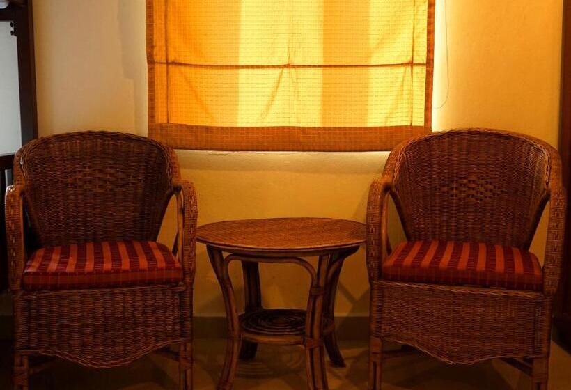 غرفة عائلية, Hathai House