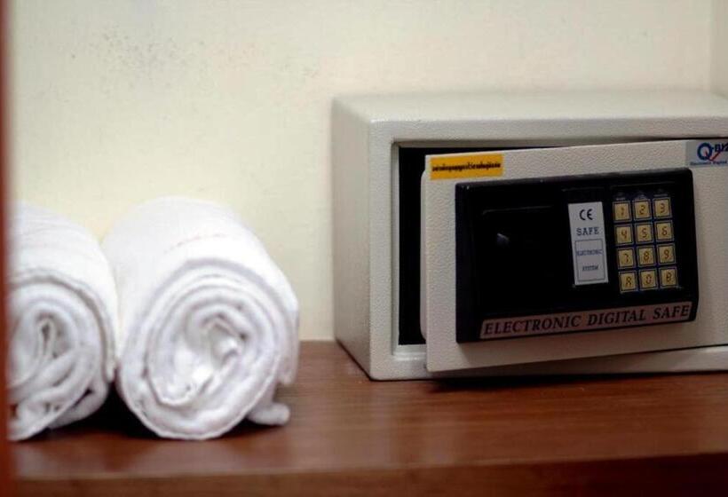 غرفة عائلية, Hathai House