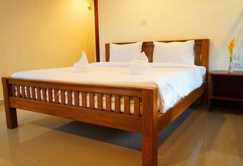 غرفة قياسية مطلّة علي حمام السباحة, Hathai House