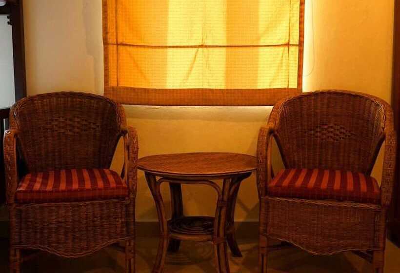 غرفة عائلية, Hathai House